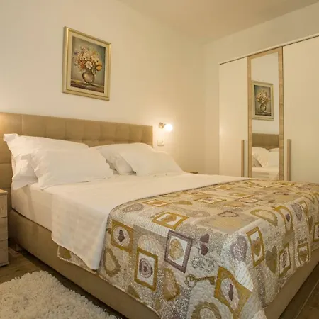 Apartment Lenka- *